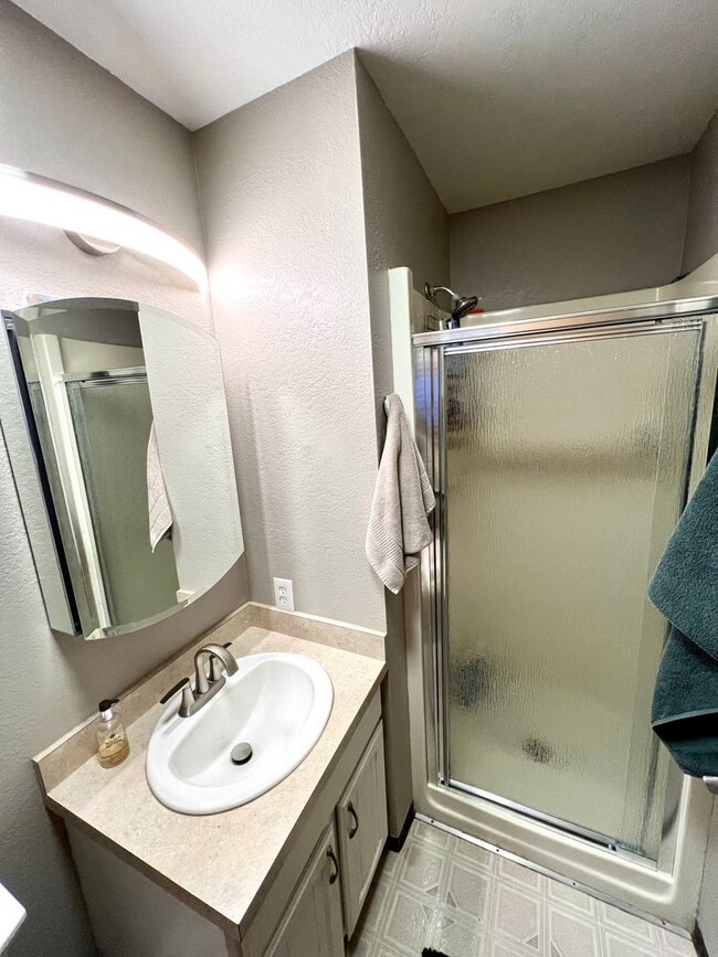 Building Photo - Pet Friendly 4 Bed 3 Bath Single Family Home on Westside W/ Fully Fenced yard, Attached Garage!