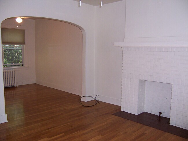 Building Photo - 705 Kewanna Ave