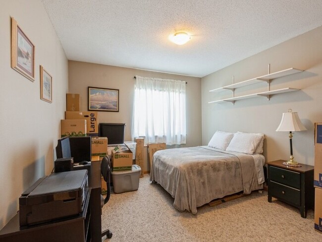 Building Photo - This beautiful apartment condo has a great...