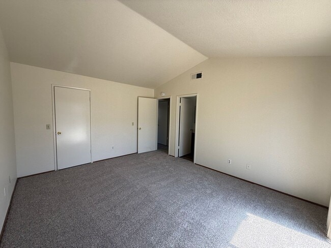 Building Photo - Spacious 4bed 2bath home in the Rio Linda/...