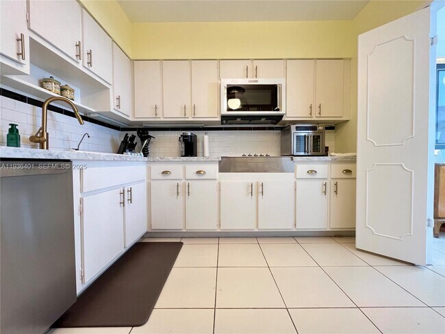 Building Photo - 9341 E Bay Harbor Dr