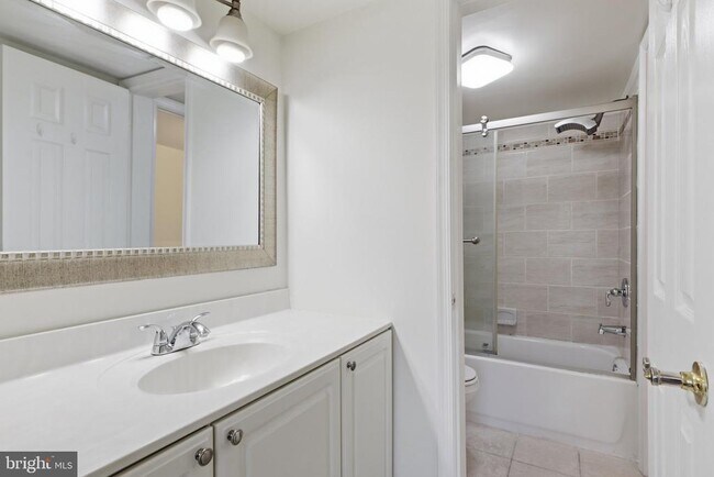 Building Photo - 9504 Dunbrook Ct