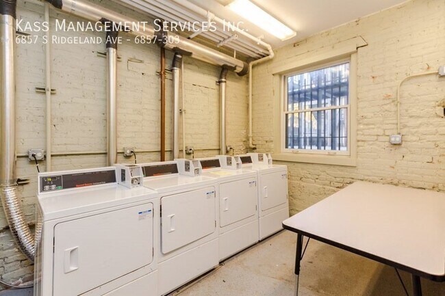 Building Photo - 6857 S Ridgeland Ave