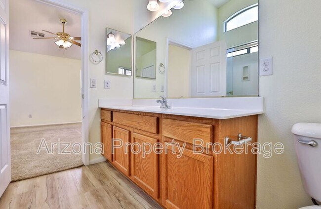 Building Photo - 1025 E Palomino Way