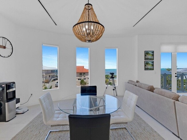 Building Photo - 317 E Seaview Cir