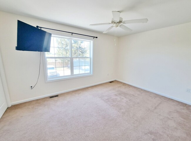 Building Photo - 2 Bed / 1-1/2 Bath Townhome