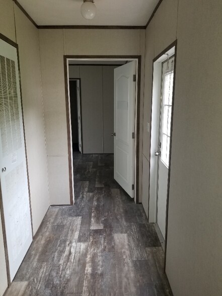 Building Photo - 1000 Pine Tree Cir