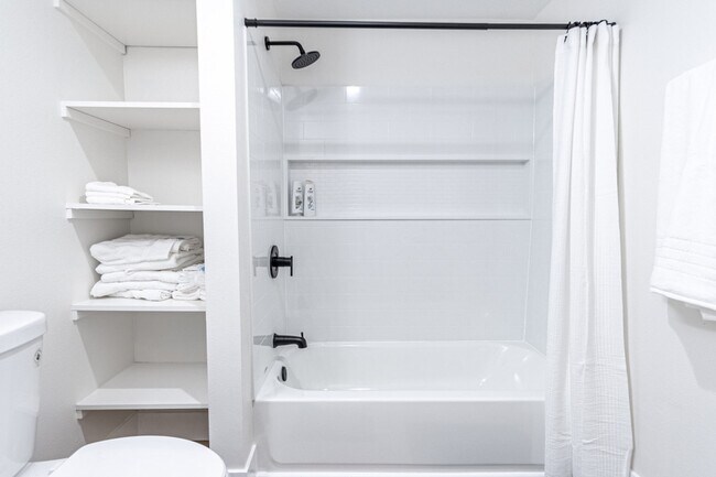 Building Photo - 555 Front St