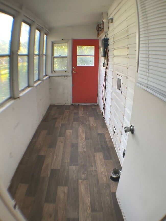 Building Photo - $550 - 1 Bed/ 1 Bath House in Independence