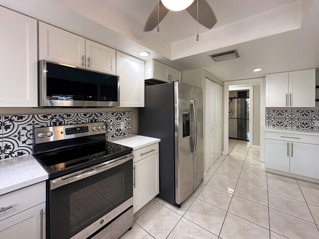 Building Photo - 3662 SW Sunset Trace Cir