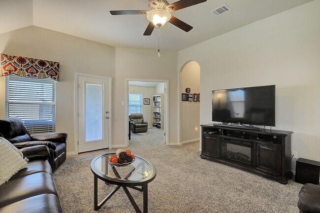 Building Photo - 6004 Fremont Dr