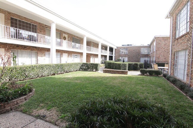 Building Photo - 2101 Fountain View Dr