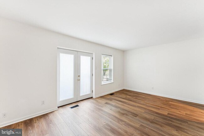 Building Photo - 512 S Henry St