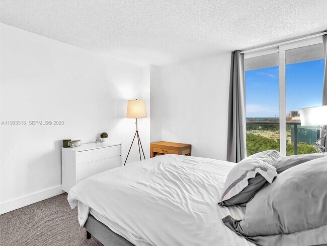 Building Photo - 100 Bayview Dr