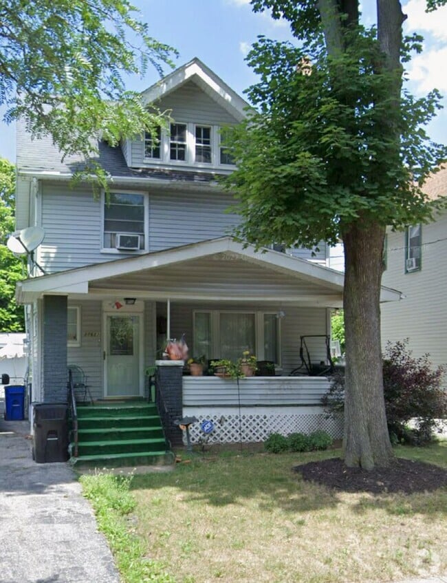 Building Photo - Section 8 Accepted! Spacious Newly Renovat...