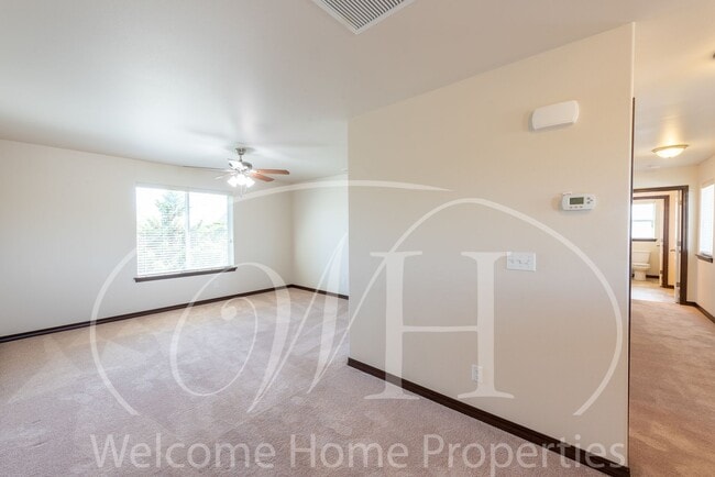 Building Photo - Newer Large Home in Great Neighborhood wit...