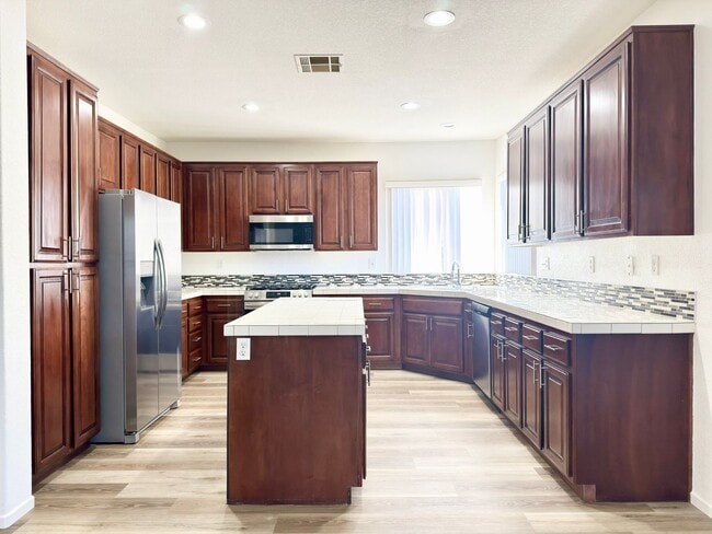 Building Photo - Spacious Home with Expansive Loft!