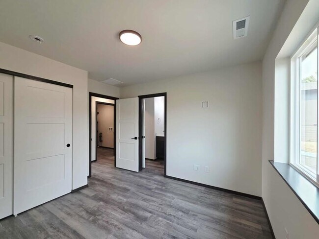 Building Photo - 1214 N Baker Ave