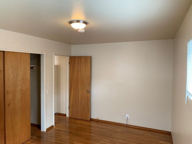 Building Photo - Great 3 Bedroom 1 and 1/2 Bath House in Se...
