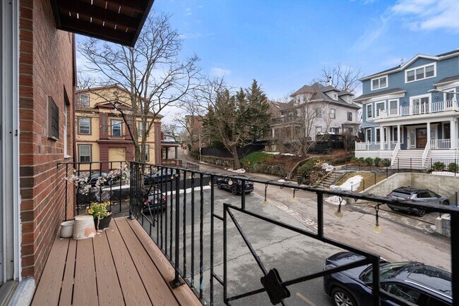 Building Photo - 8 Robinwood Ave