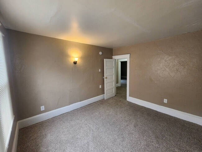 Building Photo - Charming 4-Bedroom Property in Prime Location