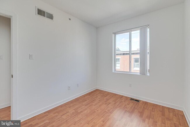 Building Photo - 220 W George St