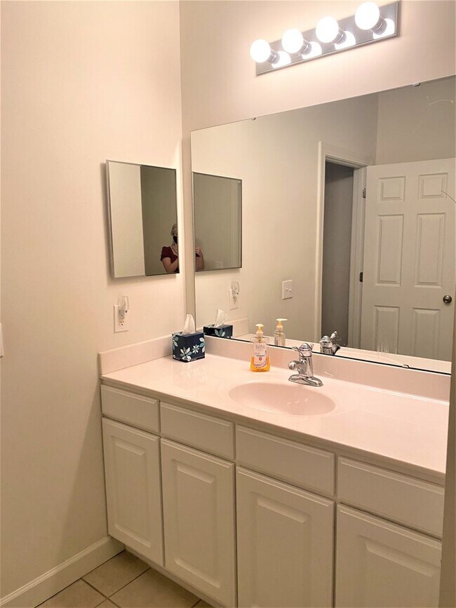 Building Photo - Furnished! Cozy one bedroom with large bedroom, walk in closet. Community ,pool and gym