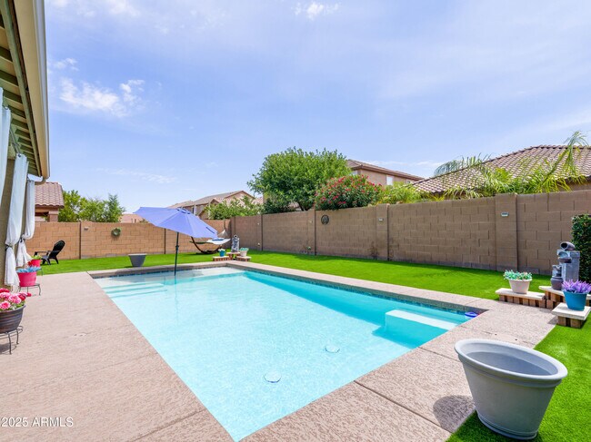 Building Photo - 761 W Desert Hollow Dr