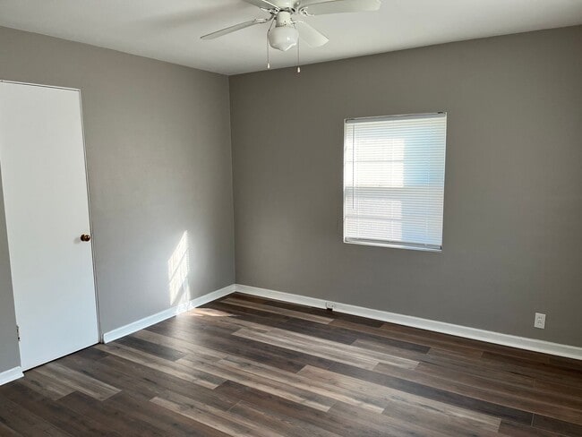 Building Photo - Two Bedroom in Alton