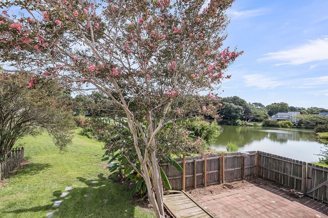 Building Photo - **MOVE IN SPECIAL!**2 Bedroom, 2.5 Bath Ho...