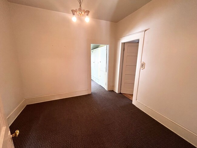 Building Photo - SE Portland 2 Bedroom Home!
