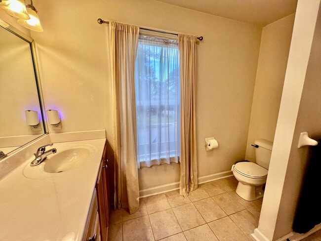 Building Photo - Gorgeous Home in the heart of Bayview Beach
