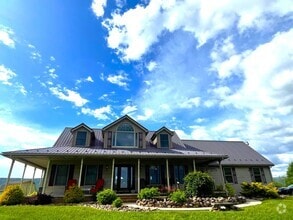 Building Photo - Spacious 4BR/3.5BA Single Family Home on 2...