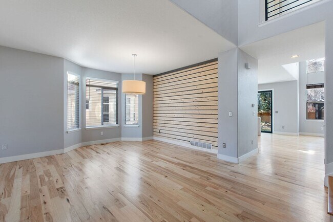 Building Photo - 4 Bedroom Dream Home waiting for you!