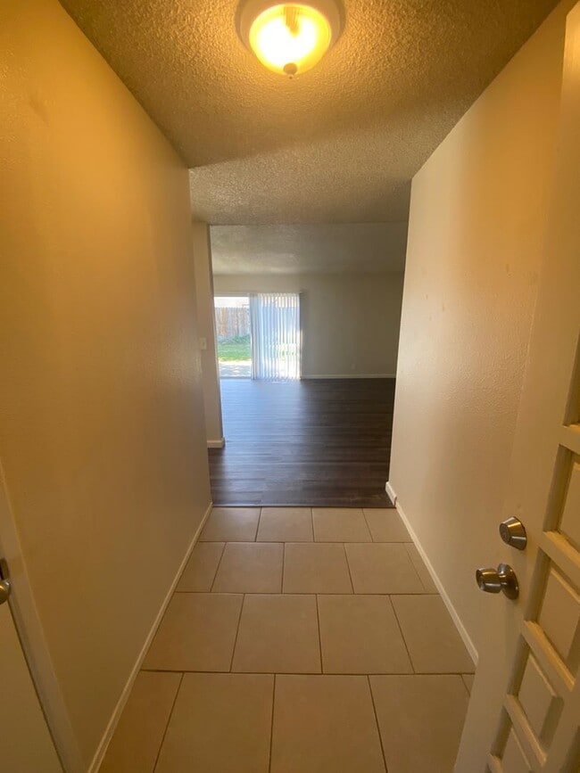 Building Photo - COZY HOME! APPLY NOW!