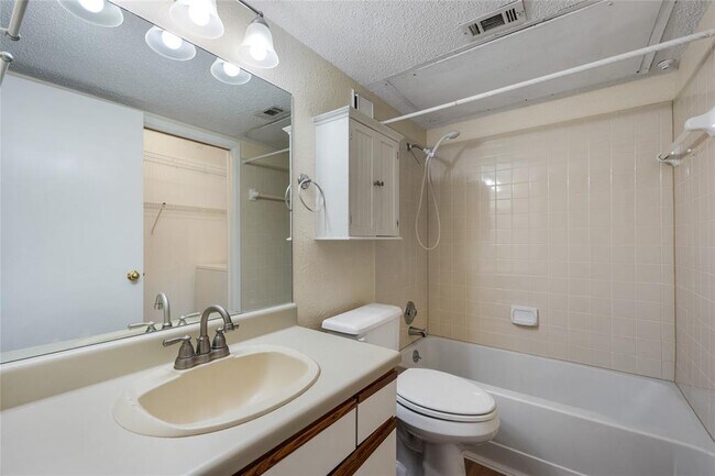 Building Photo - 1015 E Yager Ln