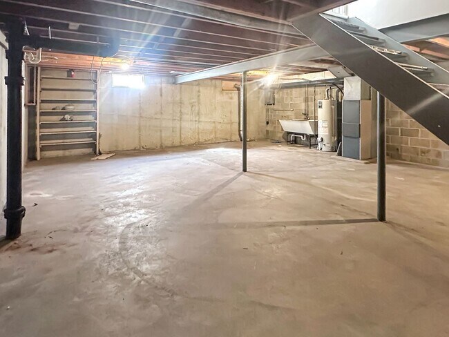 Building Photo - 2836 S Burdick St