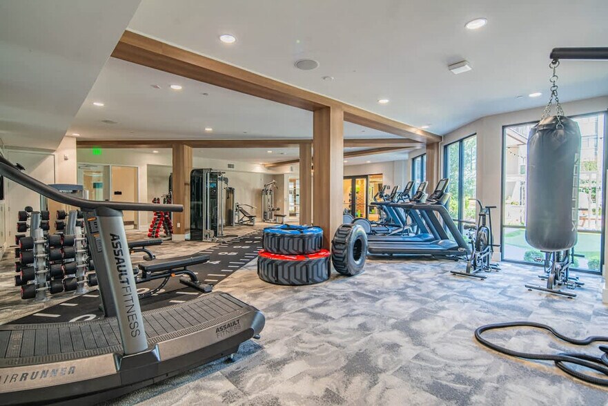 Building Photo - 777 E Stella Ln