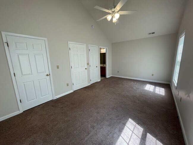 Building Photo - Great Location!  Townhouse with a Garage