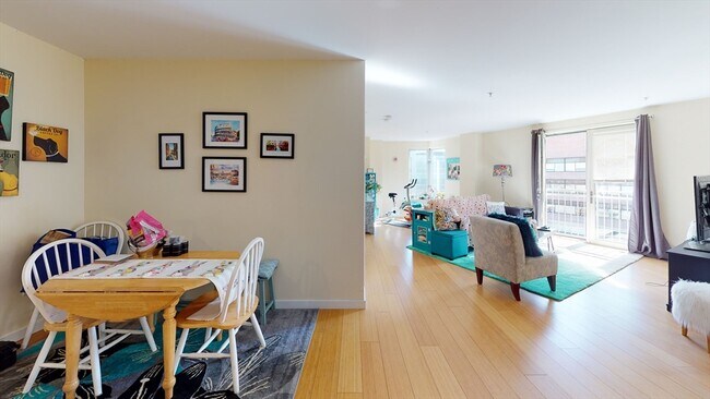 Building Photo - 16 Miner St