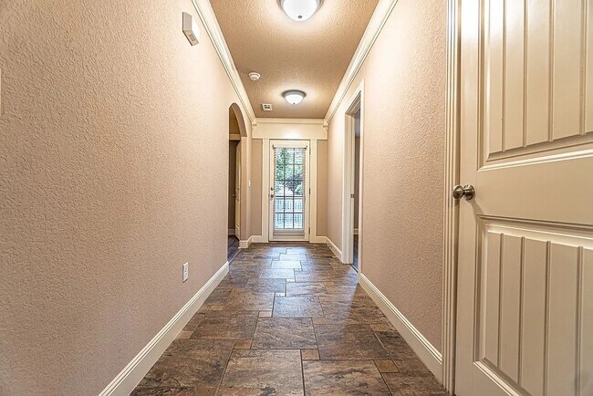 Building Photo - 3104 SW Featherston Rd