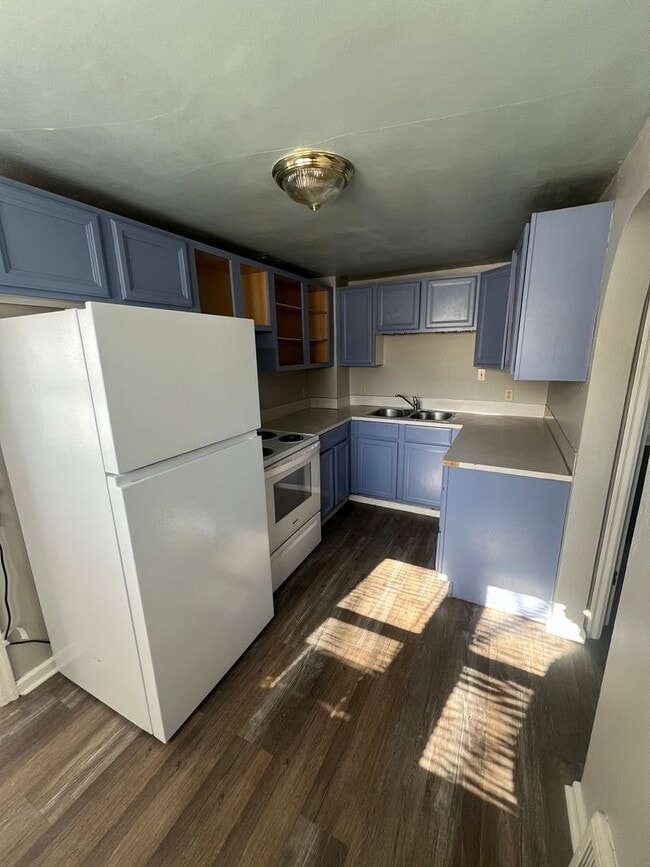 Building Photo - Spacious-Charming-Two Plus Bedrooms-Sunny Windows-Fenced Yard-Pet Family Members Welcome!