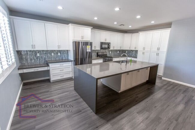 Building Photo - 391 S 163rd Dr - 4BR, 2BA - Sarival/Van Buren