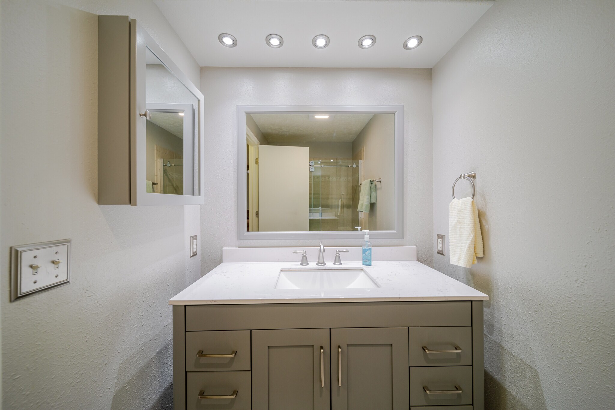 Building Photo - 3124 S Falling Brook Ln