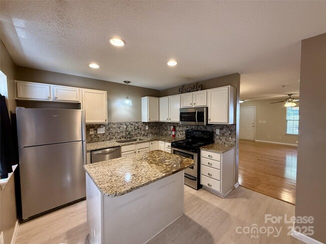 Building Photo - 10879 Holly Ridge Blvd