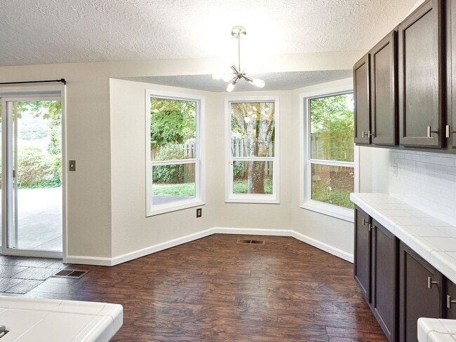 Building Photo - 3 bed, 2 bath single-level home in South Salem