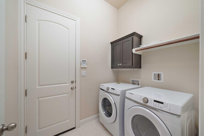 Building Photo - 3825 Vinalopo Dr