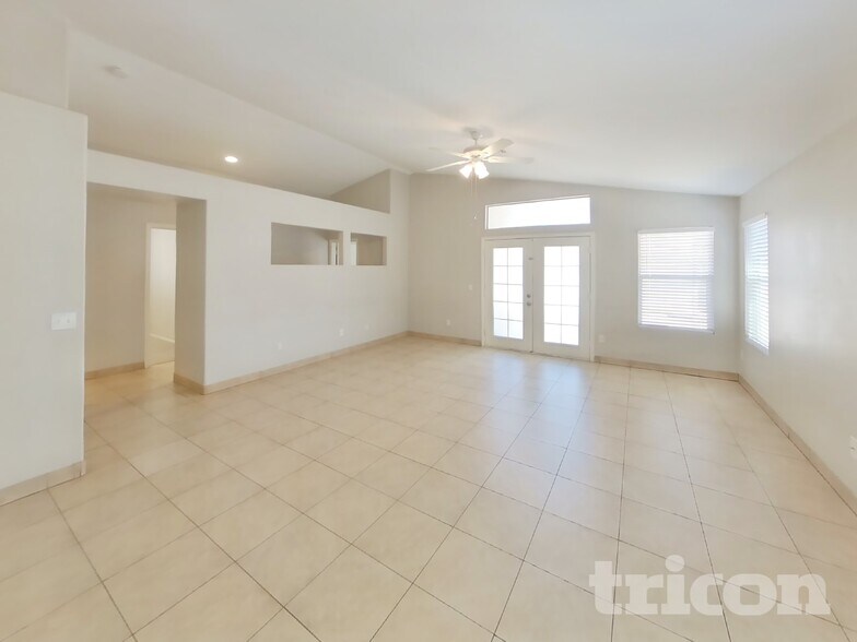 Building Photo - 10446 W Orange Dr