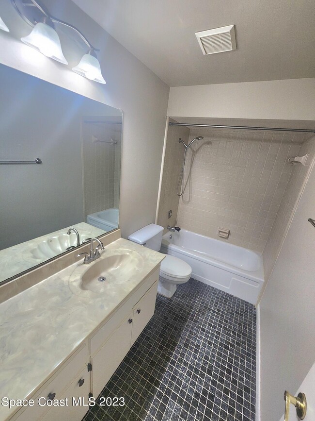 Building Photo - 230 Applewood Cir