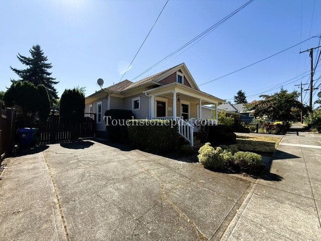 Building Photo - Contemporary 2 BD | 1 BA Home w/ Private B...